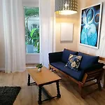 Autour D'une Toile Konukevi Rouvenac