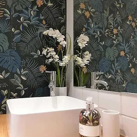Autour D'une Toile