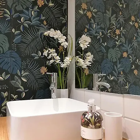 Autour D'une Toile